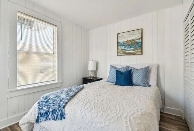 Building Photo - Housing Voucher Accepted: Charming 4-Bedroom Home in Saint Petersburg