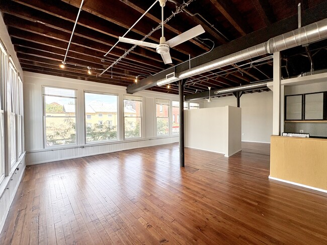 Building Photo - 1000 S Charles St