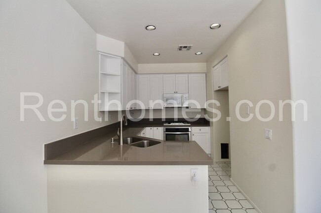 Building Photo - 9411 Questa Pointe