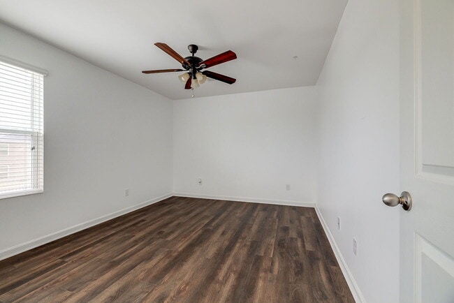 Building Photo - Spacious & Convenient
