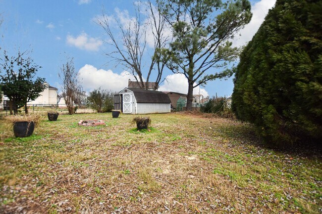 Building Photo - Pet Friendly Three Bedroom!