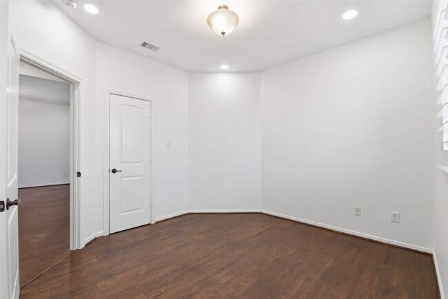 Building Photo - 212 Fallow Buck Ct