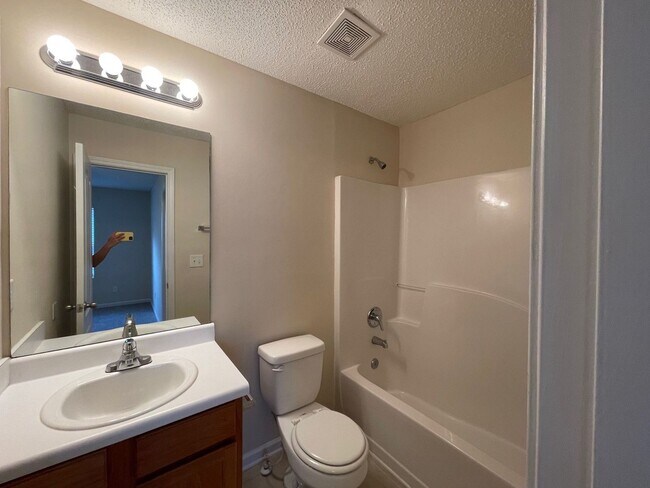 Building Photo - PRE-LEASING FOR AUGUST 1 2026!