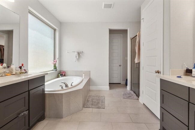 Building Photo - 5107 Albany Shores Ln