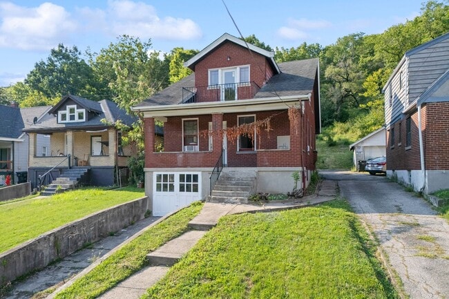 Building Photo - Newly Updated 3 Bed Home