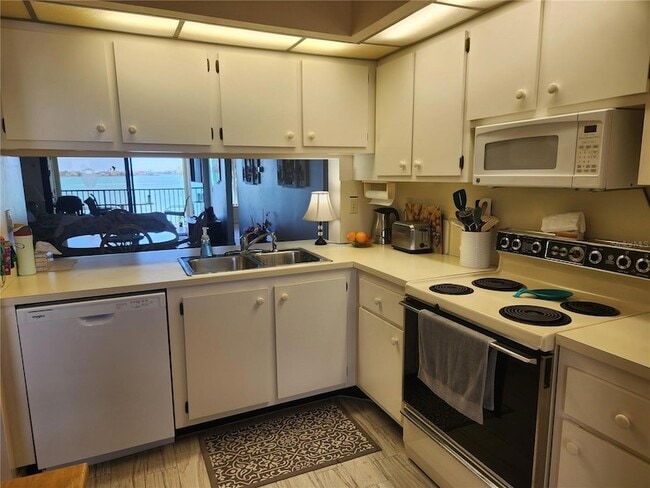 Building Photo - 6287 Bahia Del Mar Cir N