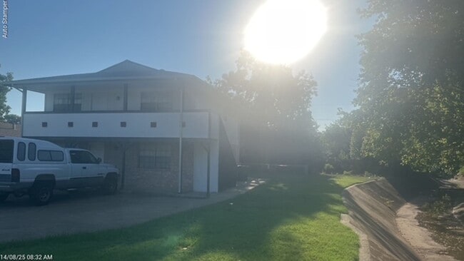 Building Photo - 607 N Elm St