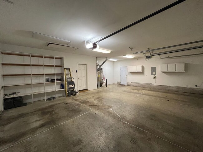 Building Photo - Clackamas Ranch 3 bedroom 2 bathroom - W/D...