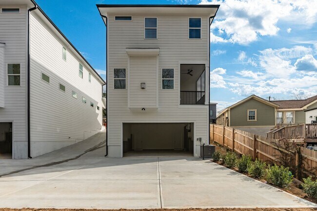 Building Photo - Gorgeous 4-bedroom, 4-bathroom Modern Home Durham, NC