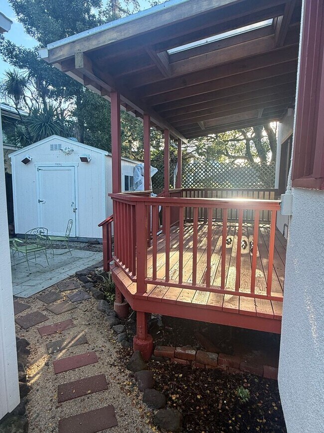 Building Photo - Better an a 3 Bedroom - 2 Bed House with a Studio