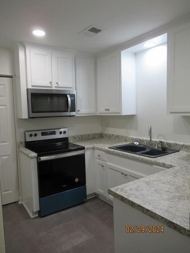 Building Photo - Newly Remodeled-Willow Run Apartment
