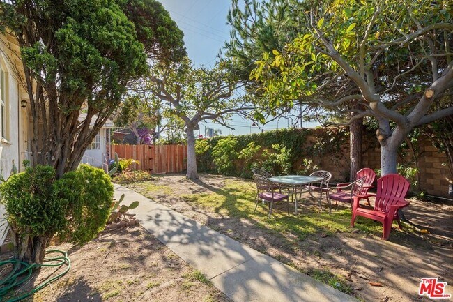 Building Photo - 8732 El Manor Ave