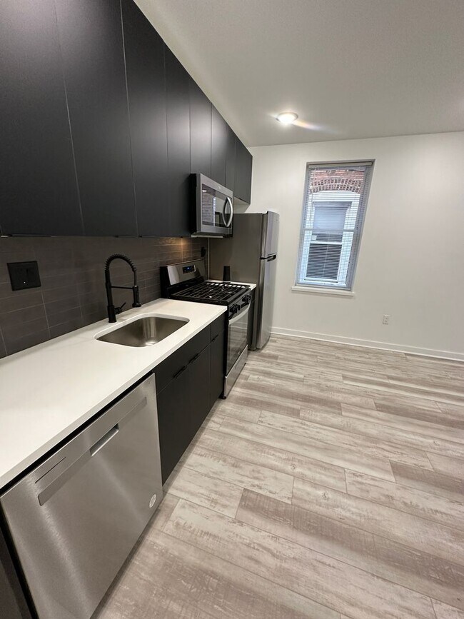Building Photo - Renovated 2BR/2BA w/ Private Yard, Porch & In-Unit Laundry