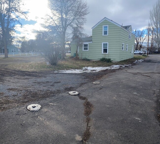 Building Photo - 3bed/1bath house on Homedale Rd.