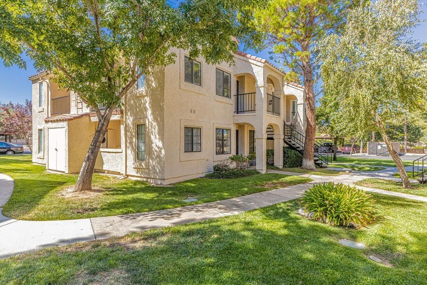 Building Photo - 2554 Olive Dr