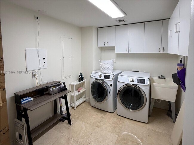 Building Photo - 20201 E Country Club Dr