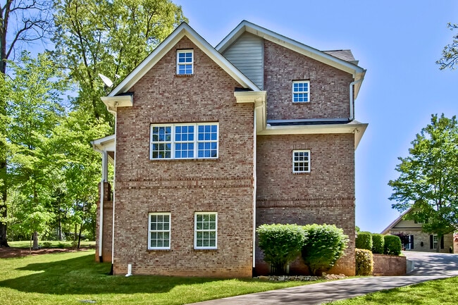 Building Photo - 111 Daleyuhski Way