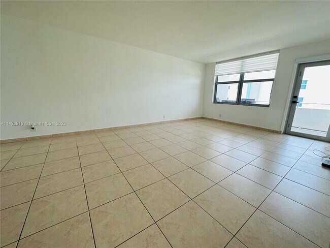 Building Photo - 9225 Collins Ave