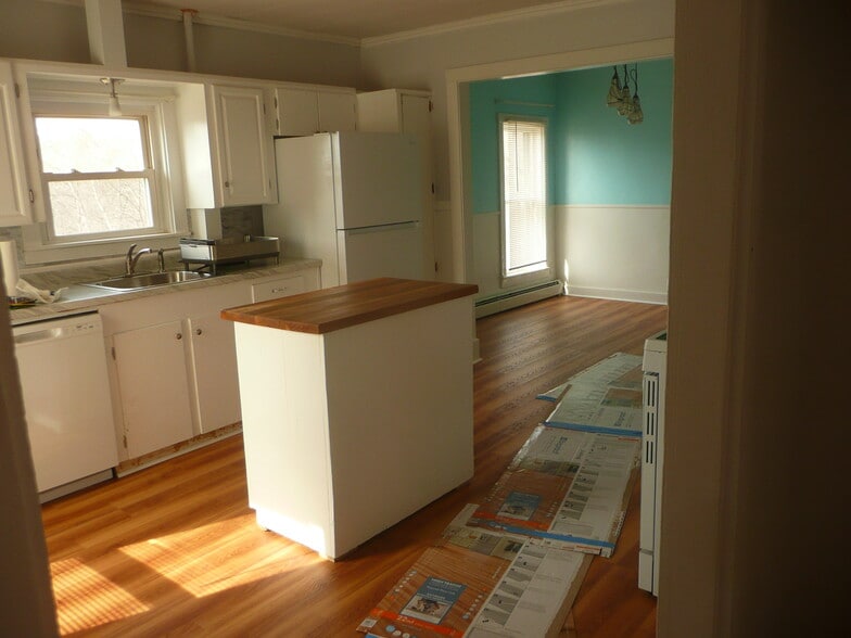 Building Photo - 76 Main St