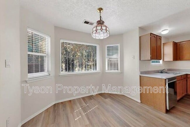 Building Photo - 1420 Stoneway Dr NW