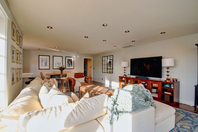 Building Photo - 3 Bedroom, 2.5 Home. Available NOW!!!!