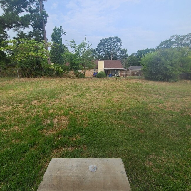 Building Photo - 3 bedroom 3 bathroom home available in July!