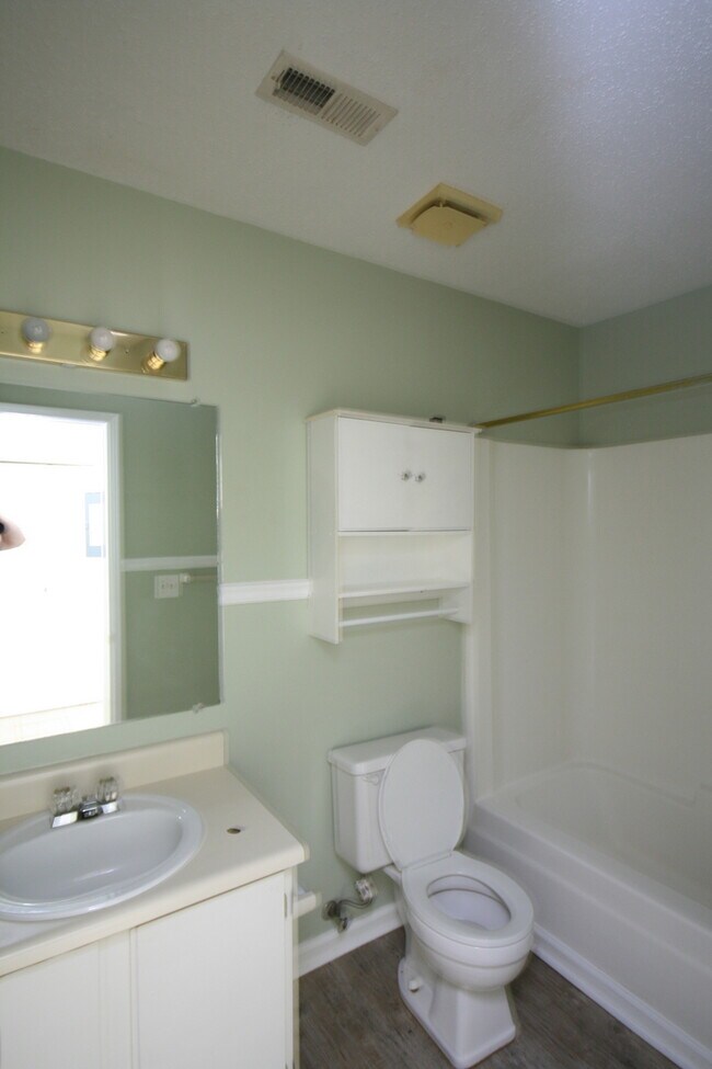 Building Photo - 115a Westscott Dr