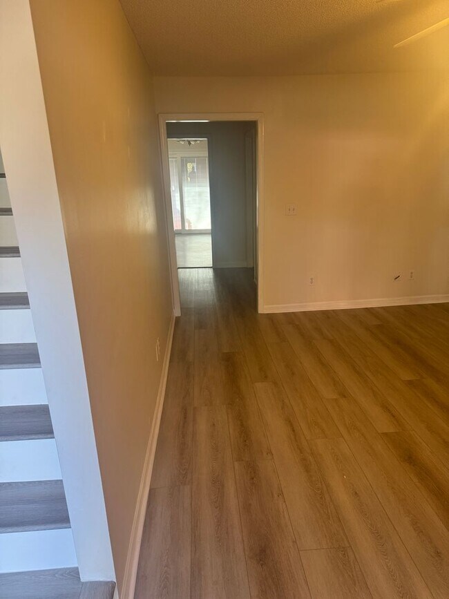 Building Photo - Updated Townhouse In Hunter Hills