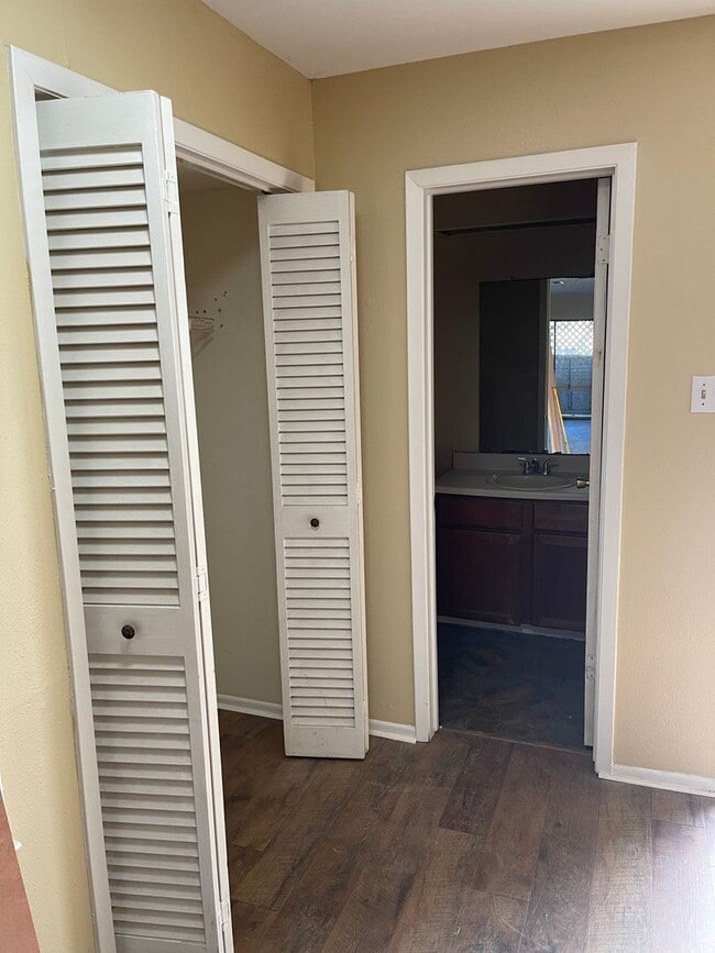 Building Photo - 2410 Capitan Dr
