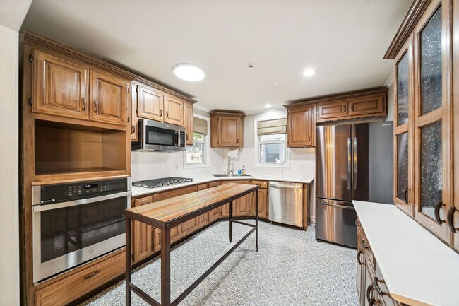 Building Photo - Adorable Home in the Heart of Midtown!