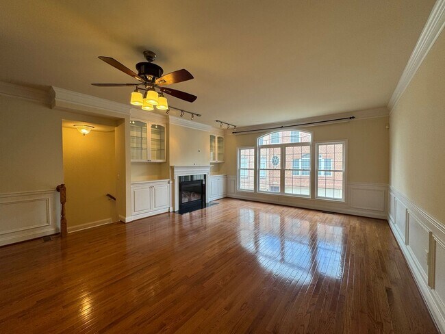 Building Photo - Gorgeous 3 Bed 3 Bath End Unit Brick Townh...