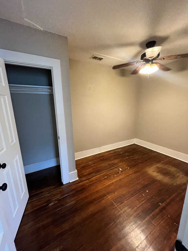 Building Photo - 916 N Austin St