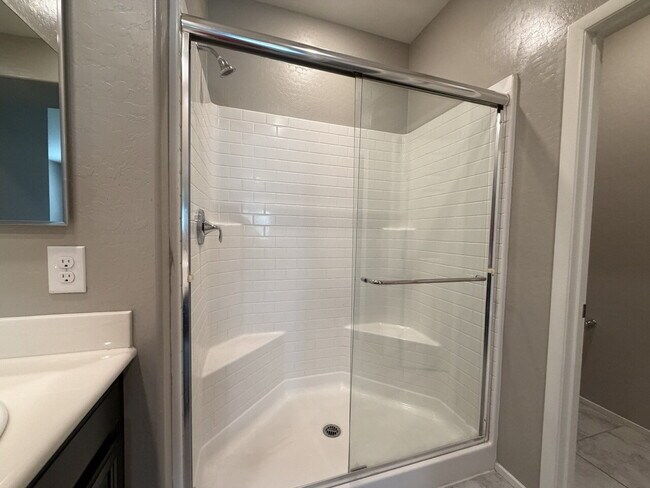 Building Photo - GATED 3 BED 3 BATH 2 CAR GARAGE TOWNHOUSE W/ BED AND BATH DOWNSTAIRS + LOFT & YARD. COMMUNITY FEA...