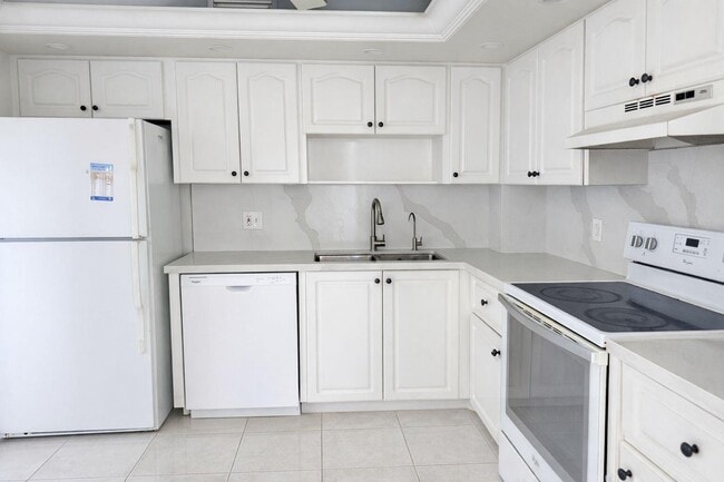 Building Photo - 3800 N Hills Dr