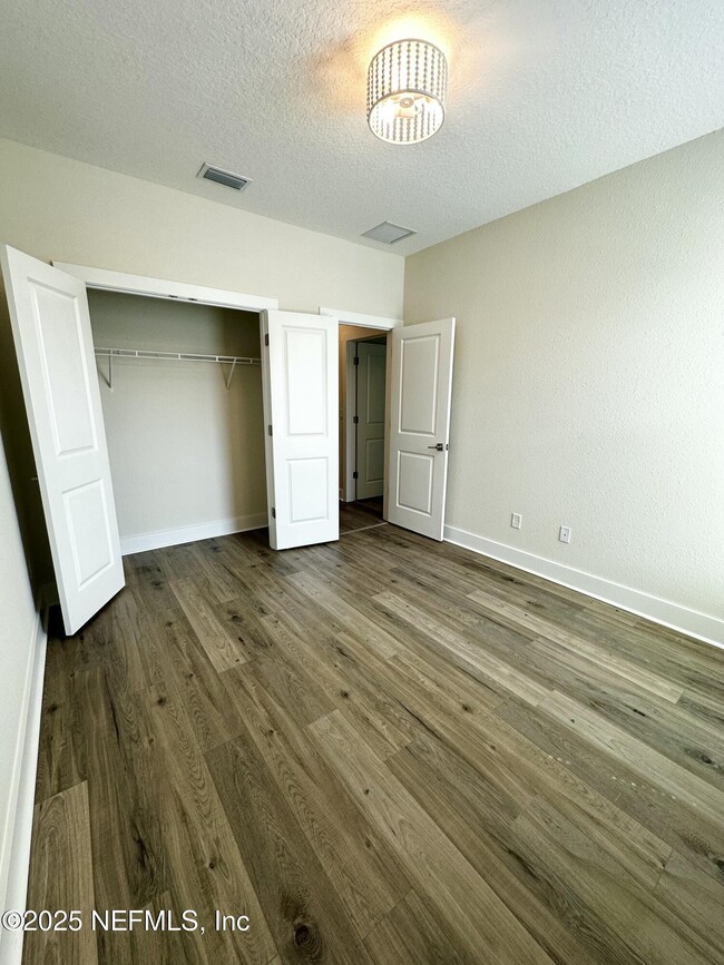 Building Photo - 405 Crestview Dr