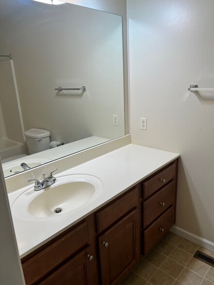 Building Photo - 813 Berne Ct