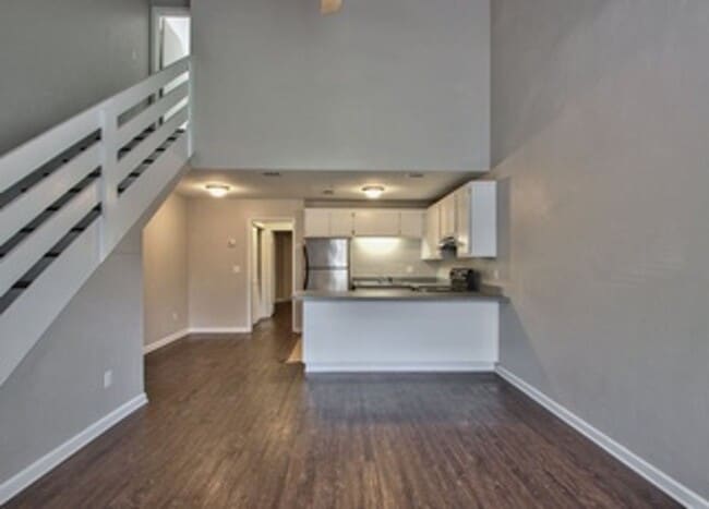 Building Photo - Charming Townhouse NW Tallahassee