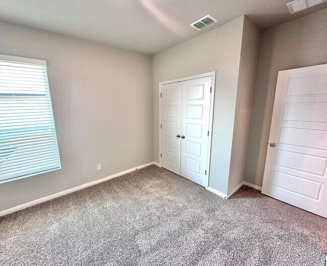 Building Photo - Luxury 3-Bed, 2-Bath Duplex in Buda!