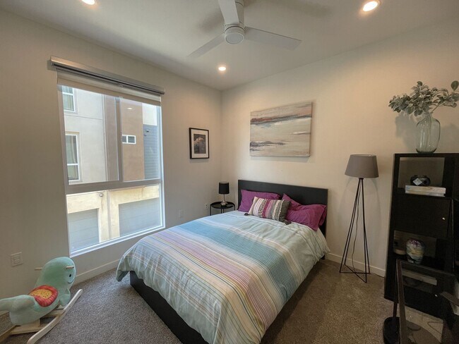 Building Photo - 14107 W Monroe Pl