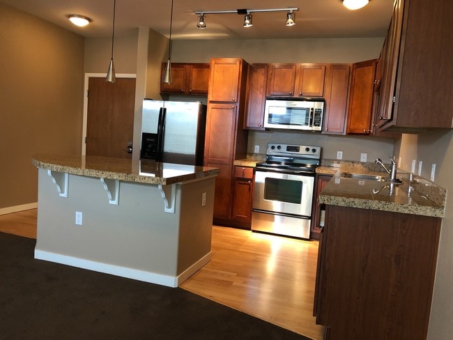 Building Photo - 2BD/2BA condo w/ great kitchen, W/D, pool, garage & more!
