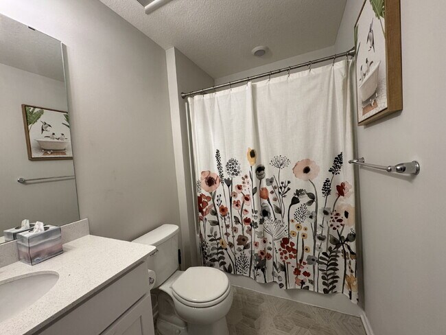 Building Photo - "Spacious 3-Bedroom Townhouse Oasis in West St Paul – 2.5 Baths & 2,268 Sq Ft of Comfort!"