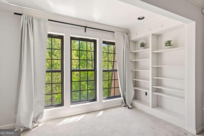 Building Photo - 24307 Plantation Dr NE