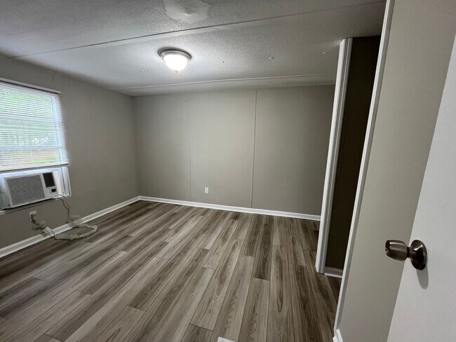 Building Photo - AVAILABLE NOW! Mobile Home with Large Yard in Guyton