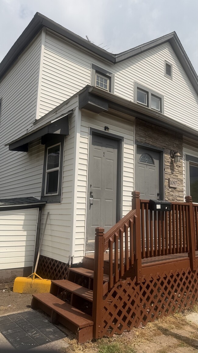 Building Photo - 1097 Suburban Ave E