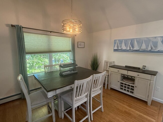 Building Photo - Spacious & Comfortable 4 Bedroom House - C...