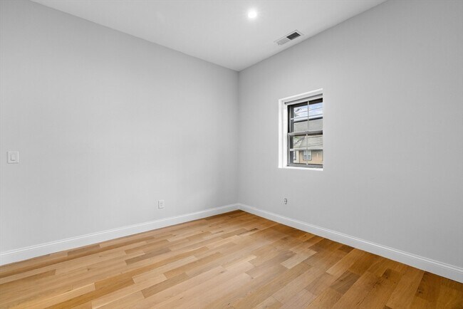 Building Photo - 21 Linden St