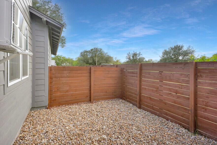Private patio - 2311 N Louis St