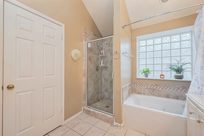 Building Photo - 10323 Emerald Pine Dr