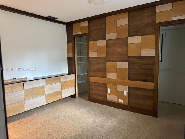 Building Photo - 985 NE 115th St