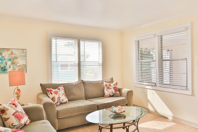 Building Photo - Charming Beach-Front 4bd Home